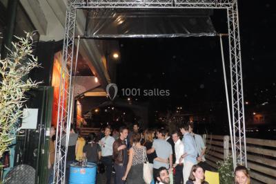 Camion de restauration rapide proposant des fish and chips, avec trois personnes souriantes à l'intérieur.