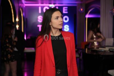 Camion de restauration rapide proposant des fish and chips, avec trois personnes souriantes à l'intérieur.