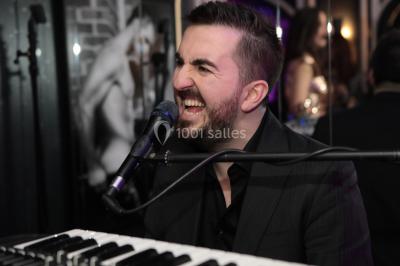 Camion de restauration rapide proposant des fish and chips, avec trois personnes souriantes à l'intérieur.