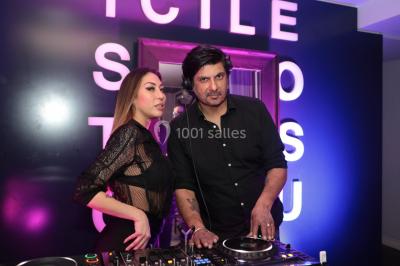 Camion de restauration rapide proposant des fish and chips, avec trois personnes souriantes à l'intérieur.