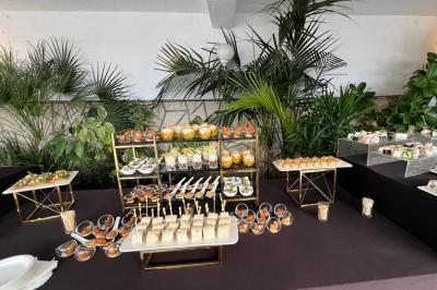 Miniature Location salle Lambesc (Bouches-du-Rhône) - Villa Maya Provence #10 Salle lumineuse avec tables rectangulaires, chaises noires et verrerie suspendue, donnant sur de grandes fenêtres.