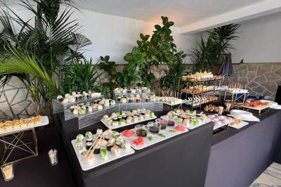 Miniature Location salle Lambesc (Bouches-du-Rhône) - Villa Maya Provence #13 Salle lumineuse avec tables rectangulaires, chaises noires et verrerie suspendue, donnant sur de grandes fenêtres.