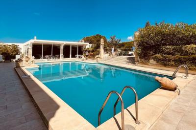 Miniature Location salle Lambesc (Bouches-du-Rhône) - Villa Maya Provence #7 Salle lumineuse avec tables rectangulaires, chaises noires et verrerie suspendue, donnant sur de grandes fenêtres.