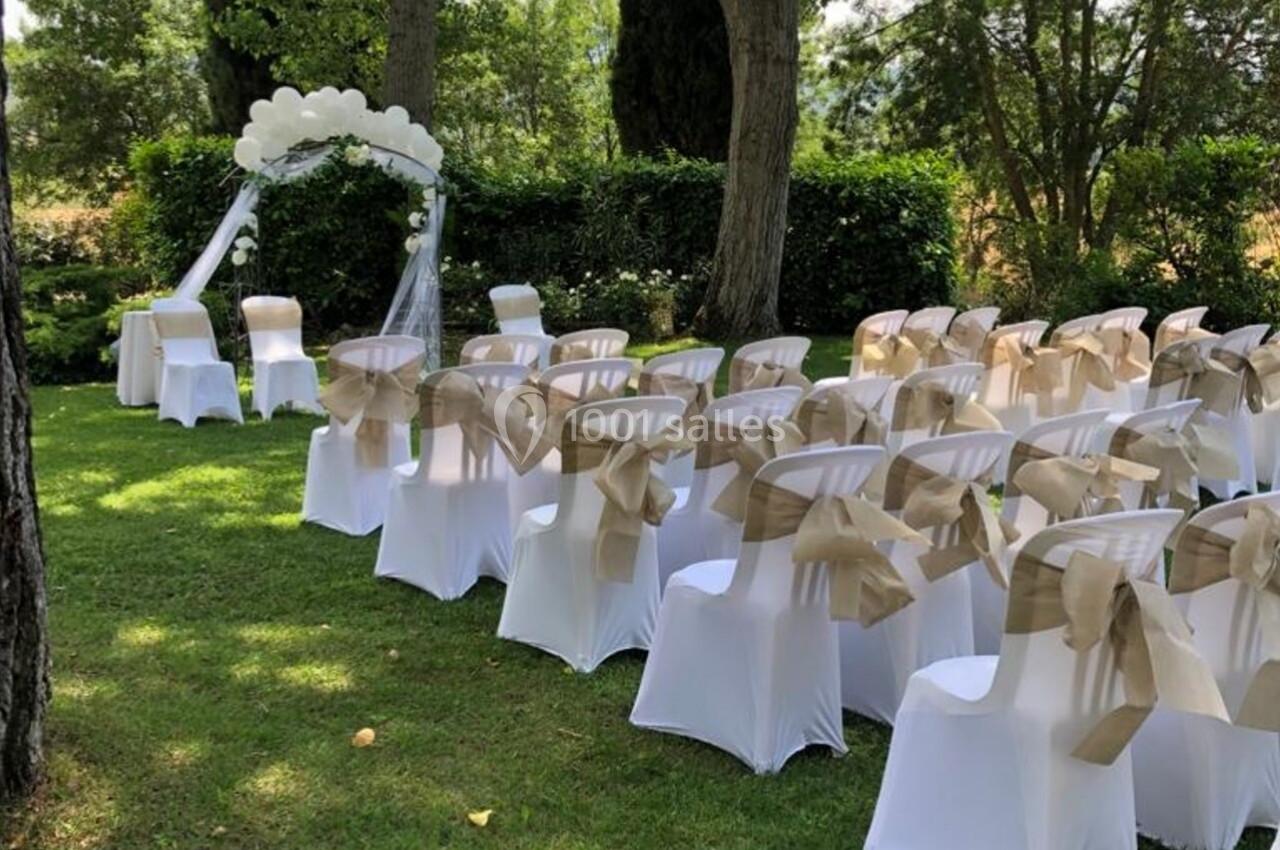 La cérémonie dans les jardins