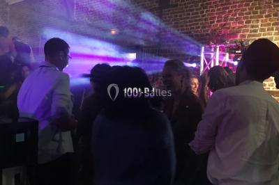 Miniature DJ Armentières (Nord) - Mick évents sonorisation #7 Miroir interactif encadré de lumières, posé sur un tapis rouge avec des chapeaux colorés à proximité.