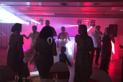 Miniature DJ Armentières (Nord) - Mick évents sonorisation #8 Miroir interactif encadré de lumières, posé sur un tapis rouge avec des chapeaux colorés à proximité.