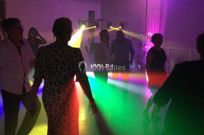 Miniature DJ Armentières (Nord) - Mick évents sonorisation #10 Miroir interactif encadré de lumières, posé sur un tapis rouge avec des chapeaux colorés à proximité.