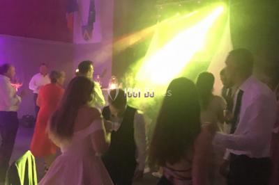 Miniature DJ Armentières (Nord) - Mick évents sonorisation #12 Miroir interactif encadré de lumières, posé sur un tapis rouge avec des chapeaux colorés à proximité.