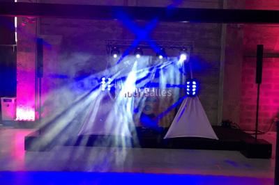 Miniature DJ Armentières (Nord) - Mick évents sonorisation #13 Miroir interactif encadré de lumières, posé sur un tapis rouge avec des chapeaux colorés à proximité.