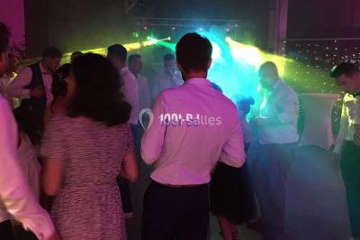 Miniature DJ Armentières (Nord) - Mick évents sonorisation #14 Miroir interactif encadré de lumières, posé sur un tapis rouge avec des chapeaux colorés à proximité.