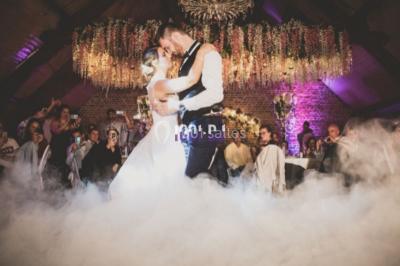 Miniature DJ Armentières (Nord) - Mick évents sonorisation #15 Miroir interactif encadré de lumières, posé sur un tapis rouge avec des chapeaux colorés à proximité.