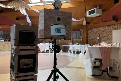 Miniature DJ Armentières (Nord) - Mick évents sonorisation #16 Miroir interactif encadré de lumières, posé sur un tapis rouge avec des chapeaux colorés à proximité.