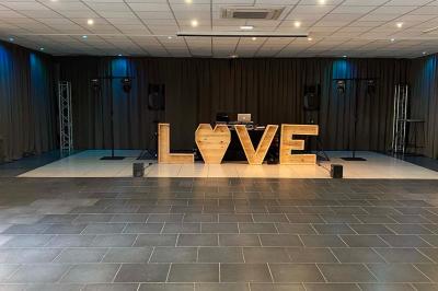 Miniature DJ Armentières (Nord) - Mick évents sonorisation #17 Miroir interactif encadré de lumières, posé sur un tapis rouge avec des chapeaux colorés à proximité.