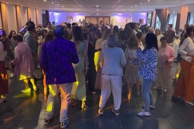 Miniature DJ Armentières (Nord) - Mick évents sonorisation #4 Miroir interactif encadré de lumières, posé sur un tapis rouge avec des chapeaux colorés à proximité.