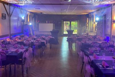 Miniature DJ Armentières (Nord) - Mick évents sonorisation #3 Miroir interactif encadré de lumières, posé sur un tapis rouge avec des chapeaux colorés à proximité.