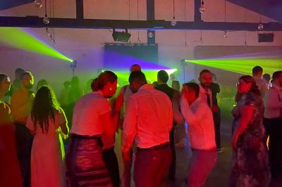 Miniature DJ Armentières (Nord) - Mick évents sonorisation #5 Miroir interactif encadré de lumières, posé sur un tapis rouge avec des chapeaux colorés à proximité.