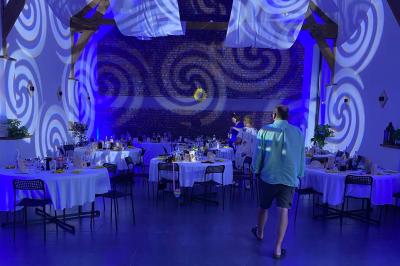 Miniature DJ Armentières (Nord) - Mick évents sonorisation #2 Miroir interactif encadré de lumières, posé sur un tapis rouge avec des chapeaux colorés à proximité.