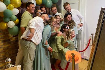 Miniature DJ Armentières (Nord) - Mick évents sonorisation #6 Miroir interactif encadré de lumières, posé sur un tapis rouge avec des chapeaux colorés à proximité.