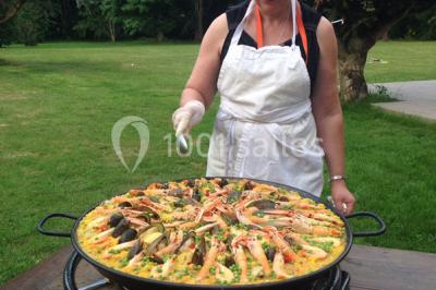 Plateaux de bouchées apéritives variées comprenant canapés, roulés, mini-brochettes et tartines décorées.