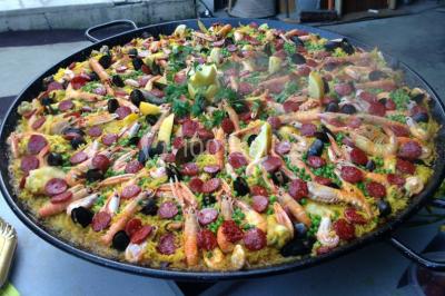 Plateaux de bouchées apéritives variées comprenant canapés, roulés, mini-brochettes et tartines décorées.