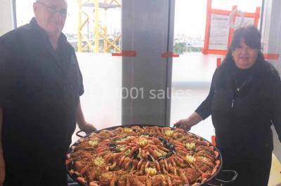Plateaux de bouchées apéritives variées comprenant canapés, roulés, mini-brochettes et tartines décorées.