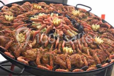 Plateaux de bouchées apéritives variées comprenant canapés, roulés, mini-brochettes et tartines décorées.