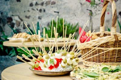 Plateaux de bouchées apéritives variées comprenant canapés, roulés, mini-brochettes et tartines décorées.
