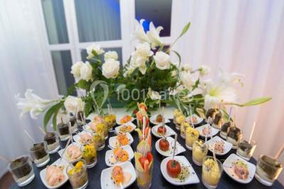 Plateaux de bouchées apéritives variées comprenant canapés, roulés, mini-brochettes et tartines décorées.