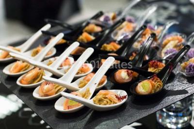 Plateaux de bouchées apéritives variées comprenant canapés, roulés, mini-brochettes et tartines décorées.