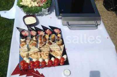 Plateaux de bouchées apéritives variées comprenant canapés, roulés, mini-brochettes et tartines décorées.