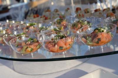 Plateaux de bouchées apéritives variées comprenant canapés, roulés, mini-brochettes et tartines décorées.