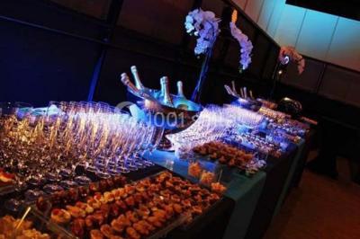 Plateaux de bouchées apéritives variées comprenant canapés, roulés, mini-brochettes et tartines décorées.