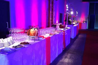 Plateaux de bouchées apéritives variées comprenant canapés, roulés, mini-brochettes et tartines décorées.