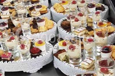 Plateaux de bouchées apéritives variées comprenant canapés, roulés, mini-brochettes et tartines décorées.