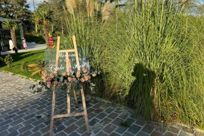 Un groupe de personnes en tenue traditionnelle célèbre un événement sous des lustres dans une grande salle éclairée.