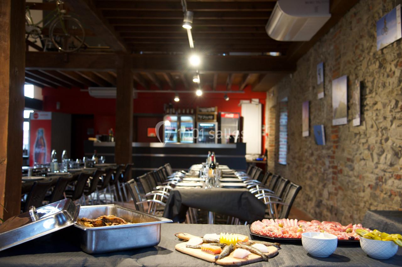 Photo Natura Parc #16 Salle de restaurant avec tables dressées, buffet de charcuterie et plats chauds au premier plan.