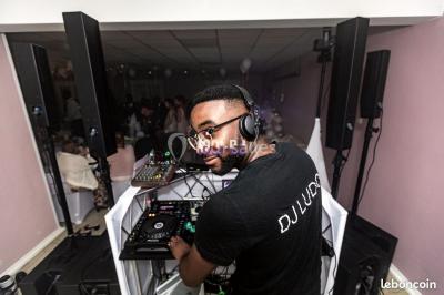 Miniature DJ Bailly-Romainvilliers (Seine-et-Marne) - Ludo-Evenementiel #2 Salle sombre avec des jeux de lumières colorées, des lasers et une foule dans une ambiance festive.