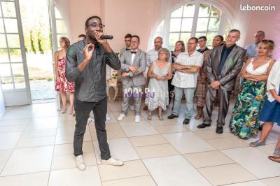 Miniature DJ Bailly-Romainvilliers (Seine-et-Marne) - Ludo-Evenementiel #3 Salle sombre avec des jeux de lumières colorées, des lasers et une foule dans une ambiance festive.