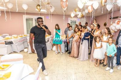 Salle sombre avec des jeux de lumières colorées, des lasers et une foule dans une ambiance festive.
