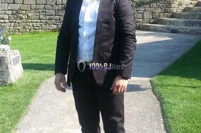 Miniature DJ Orgon (Bouches-du-Rhône) - TMD Musics #4 Salle de réception avec éclairage coloré, piste de danse vide et deux personnes debout près d'un bar lumineux.