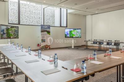 Miniature Location salle Froidchapelle (Hainaut) - Golden Lakes Hôtel #15 Terrasse en bois avec table et chaises, vue sur un jardin verdoyant et un lac au coucher du soleil.