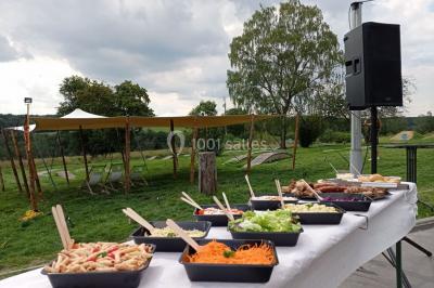 Miniature Location salle Froidchapelle (Hainaut) - Le Refuge du Badon #13 Dépliant sur des trottinettes électriques tout terrain posé sur une table avec viennoiseries et jus d'orange en arrière-plan.