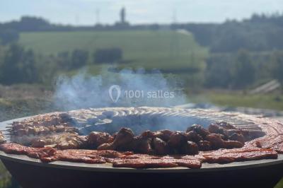 Miniature Location salle Froidchapelle (Hainaut) - Le Refuge du Badon #14 Dépliant sur des trottinettes électriques tout terrain posé sur une table avec viennoiseries et jus d'orange en arrière-plan.