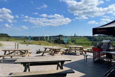 Miniature Location salle Froidchapelle (Hainaut) - Le Refuge du Badon #10 Dépliant sur des trottinettes électriques tout terrain posé sur une table avec viennoiseries et jus d'orange en arrière-plan.