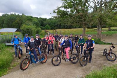 Miniature Location salle Froidchapelle (Hainaut) - Le Refuge du Badon #18 Dépliant sur des trottinettes électriques tout terrain posé sur une table avec viennoiseries et jus d'orange en arrière-plan.