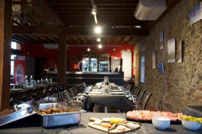 Miniature Location salle Froidchapelle (Hainaut) - Le Refuge du Badon #24 Dépliant sur des trottinettes électriques tout terrain posé sur une table avec viennoiseries et jus d'orange en arrière-plan.