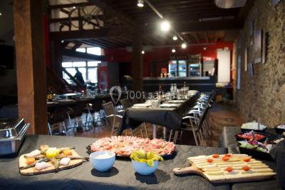 Miniature Location salle Froidchapelle (Hainaut) - Le Refuge du Badon #26 Dépliant sur des trottinettes électriques tout terrain posé sur une table avec viennoiseries et jus d'orange en arrière-plan.