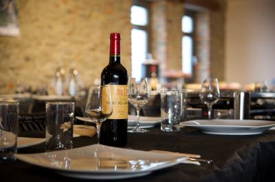 Miniature Location salle Froidchapelle (Hainaut) - Le Refuge du Badon #27 Dépliant sur des trottinettes électriques tout terrain posé sur une table avec viennoiseries et jus d'orange en arrière-plan.