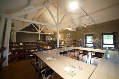 Miniature Location salle Froidchapelle (Hainaut) - Le Refuge du Badon #11 Dépliant sur des trottinettes électriques tout terrain posé sur une table avec viennoiseries et jus d'orange en arrière-plan.