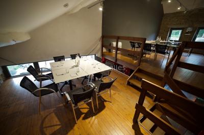 Miniature Location salle Froidchapelle (Hainaut) - Le Refuge du Badon #9 Dépliant sur des trottinettes électriques tout terrain posé sur une table avec viennoiseries et jus d'orange en arrière-plan.